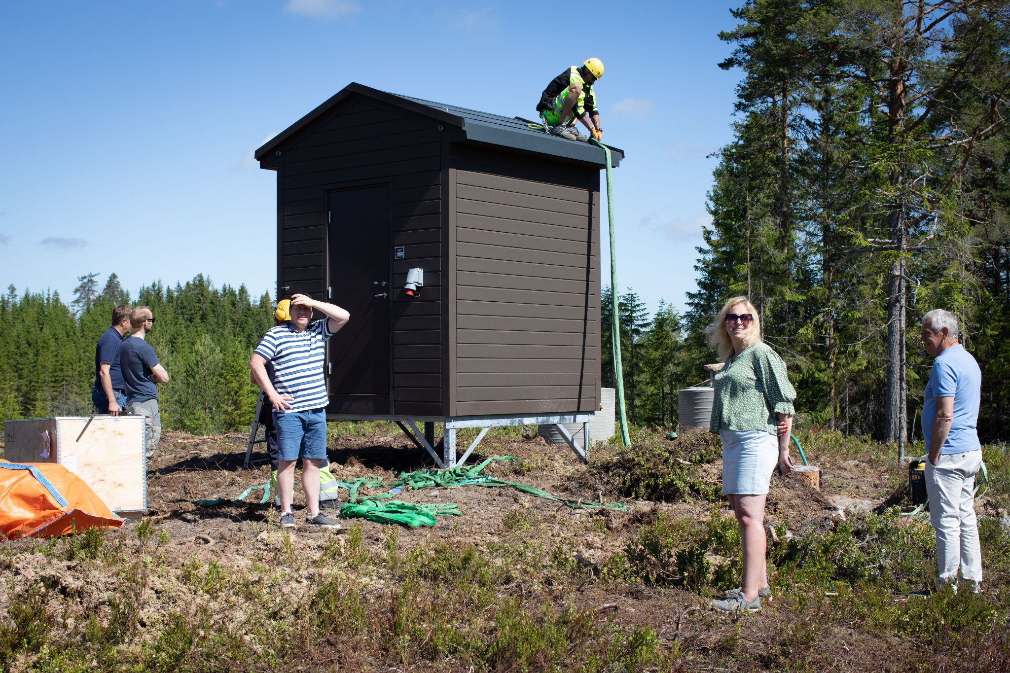 Hytta til mobilmasten på Kvernberget har landet. Fra venstre moderniseringsdirektør i Telenor Arne Quist Christensen, fagansvarlig Magne Larsen i Telenor, virksomhetsleder teknikk, plan og næring i Eidskog kommune Steinar Grønnerud, ordfører Kamilla Thue og konsulent Thor Torp.
