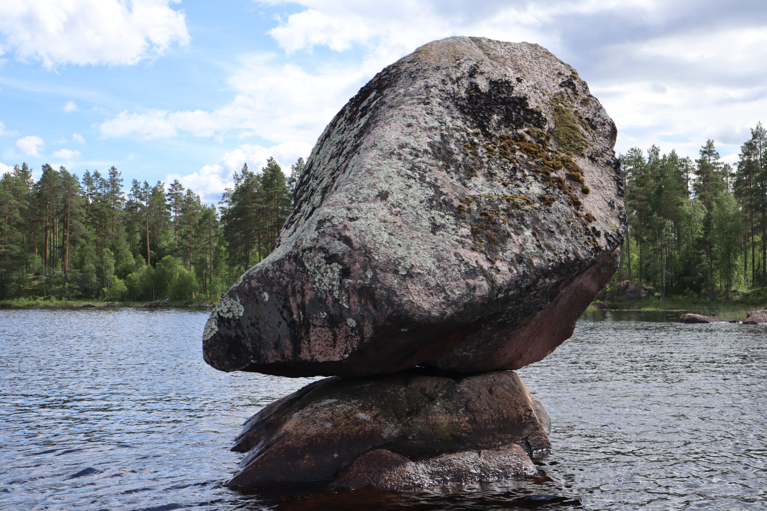 Steinen sett fra en annen vinkel, der man ser den hårfine balansen på det lille fjellet.