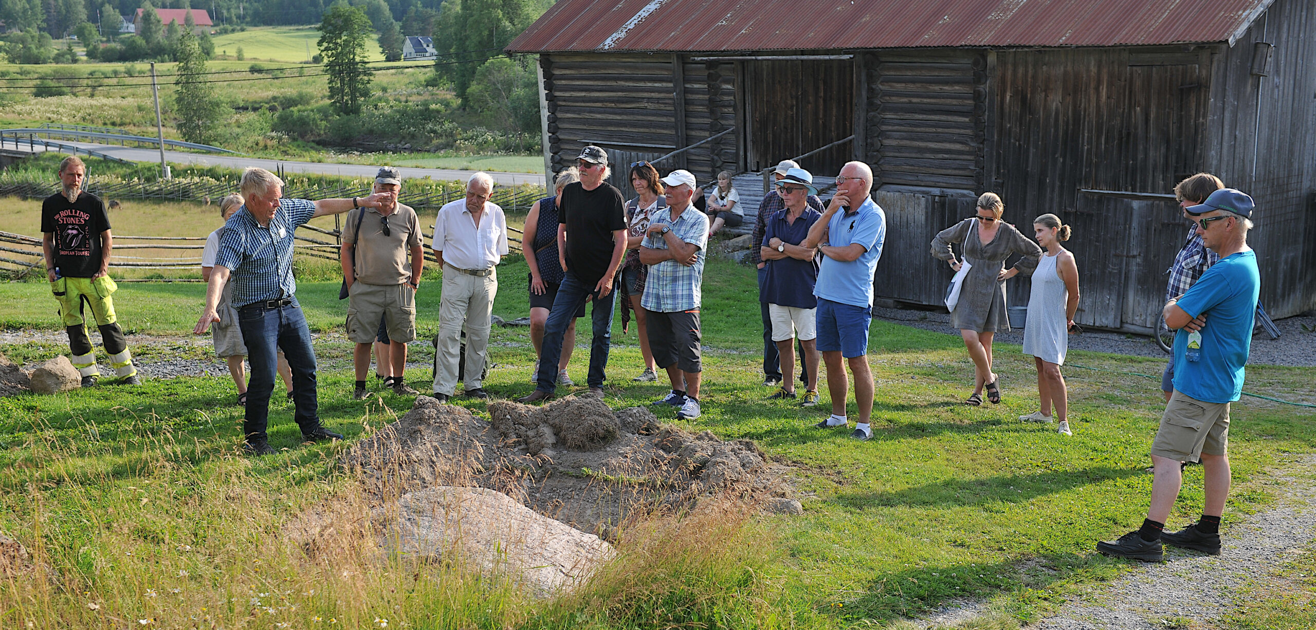 Steinen midt på Almenninga var delvis gravd opp og fikk en grundig gjennomgang.