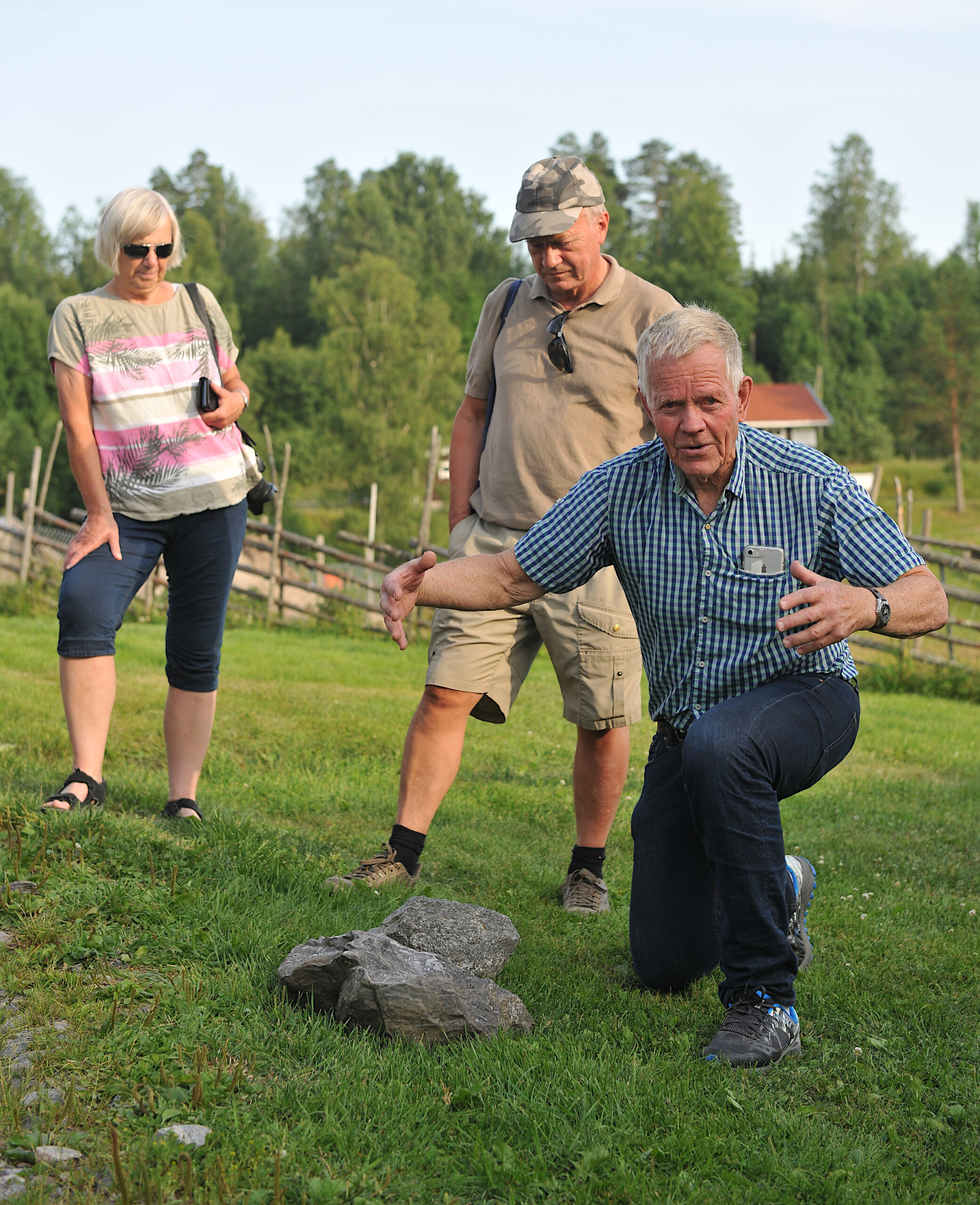 En stein er ikke bare en stein, den kan inneholde mange forskjellige bergarter, forteller Tormod Sæther.