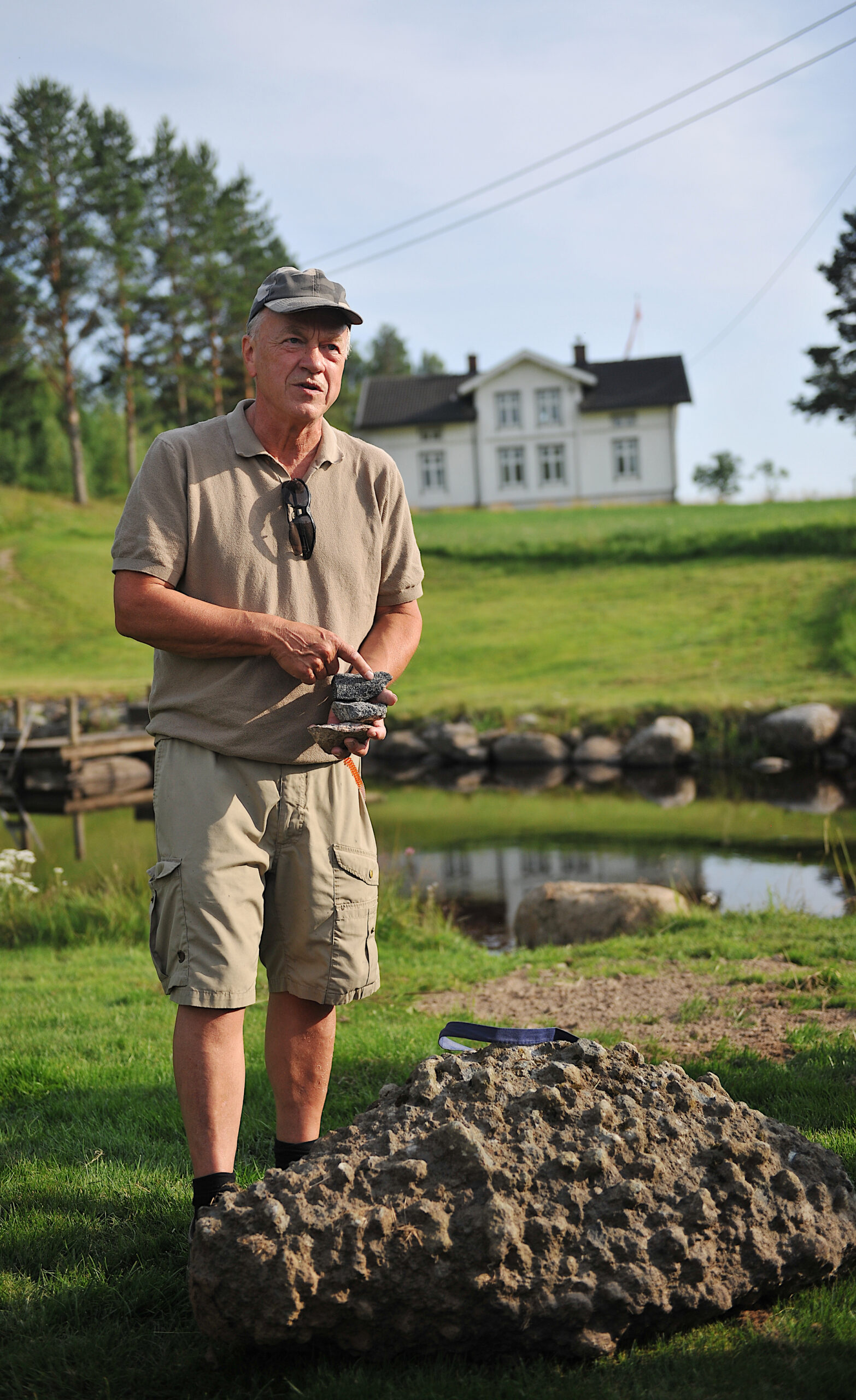 Professor i geologi Tom Andersen forklarte og tolket hvorfor steinblokka skiller seg ut fra andre steiner i området.
