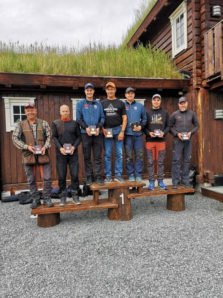 Til høyre, på sølvplass står, Jostein Bråthen (f.h. og Knut Andre Holøien fra EJFF. Tredjemann på laget, Rune Dalsjø, var ikke til stede da bildet ble tatt. Gull gikk til Kroken mens tredjeplassen gikk til Løiten.