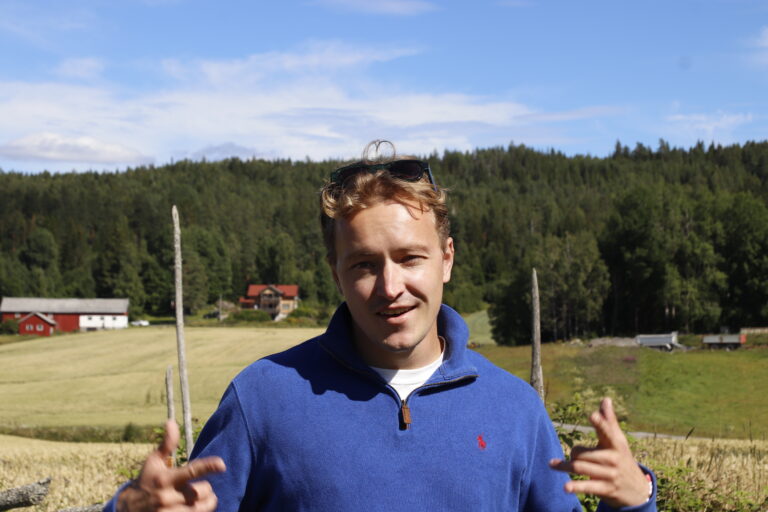 Snorre har sterke følelser for barndomshjemmet Klanderud gård, som man kan skimte i bakgrunnen.