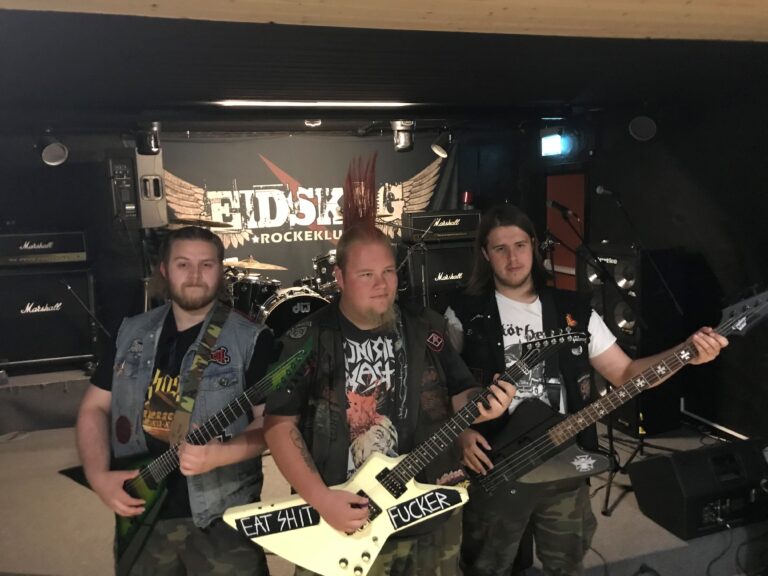 Soldiers of Anarchy er i gang med plateinnspilling på Magnor, fra venstre: og Gard Lucas Egeberg, gitar, Simen Nabben, gitar og vokal og Jens Erik Høiby, bass.
