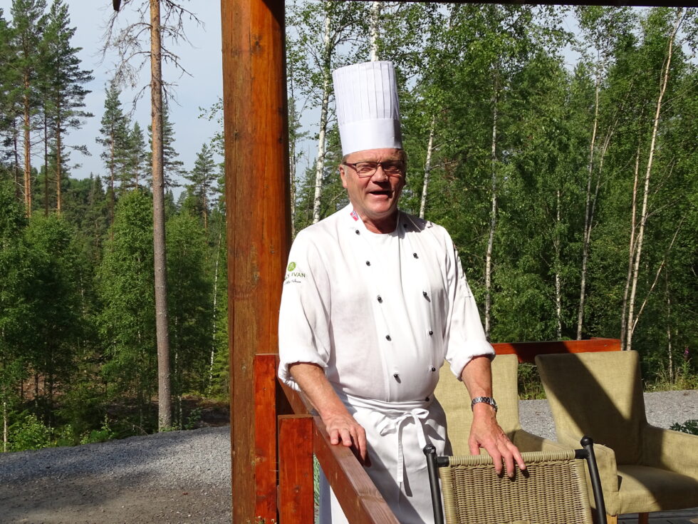 Max Ivan Lindkjølen jobber mye og gjerne. Og i hjernen kverner planene om en kokebok.