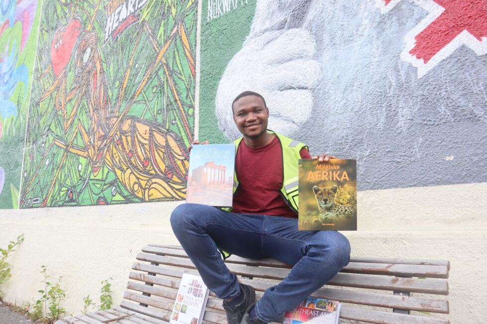 Nickson Kosgei fra Kenya går fra dør til dør i Eidskog og resten av distriktet for å finansiere studiene sine.