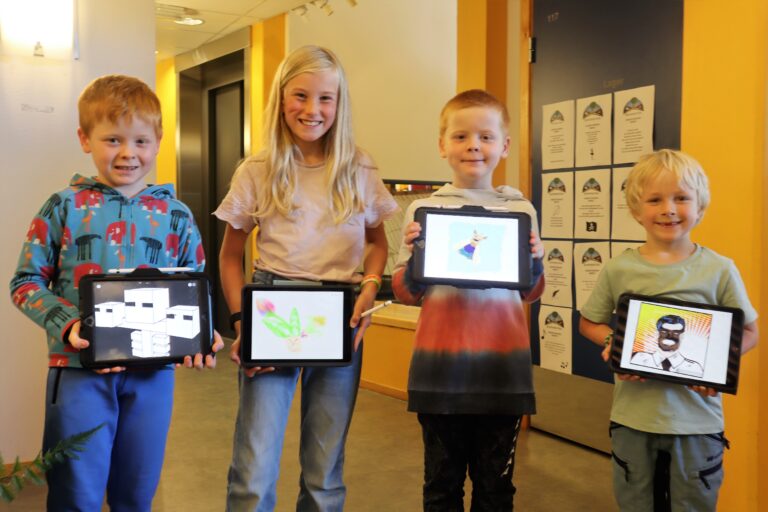 Hroar, Oline, Tor Kristian og Sigvart viser stolt frem noe av det de lagde på digitalt tegnekurs.