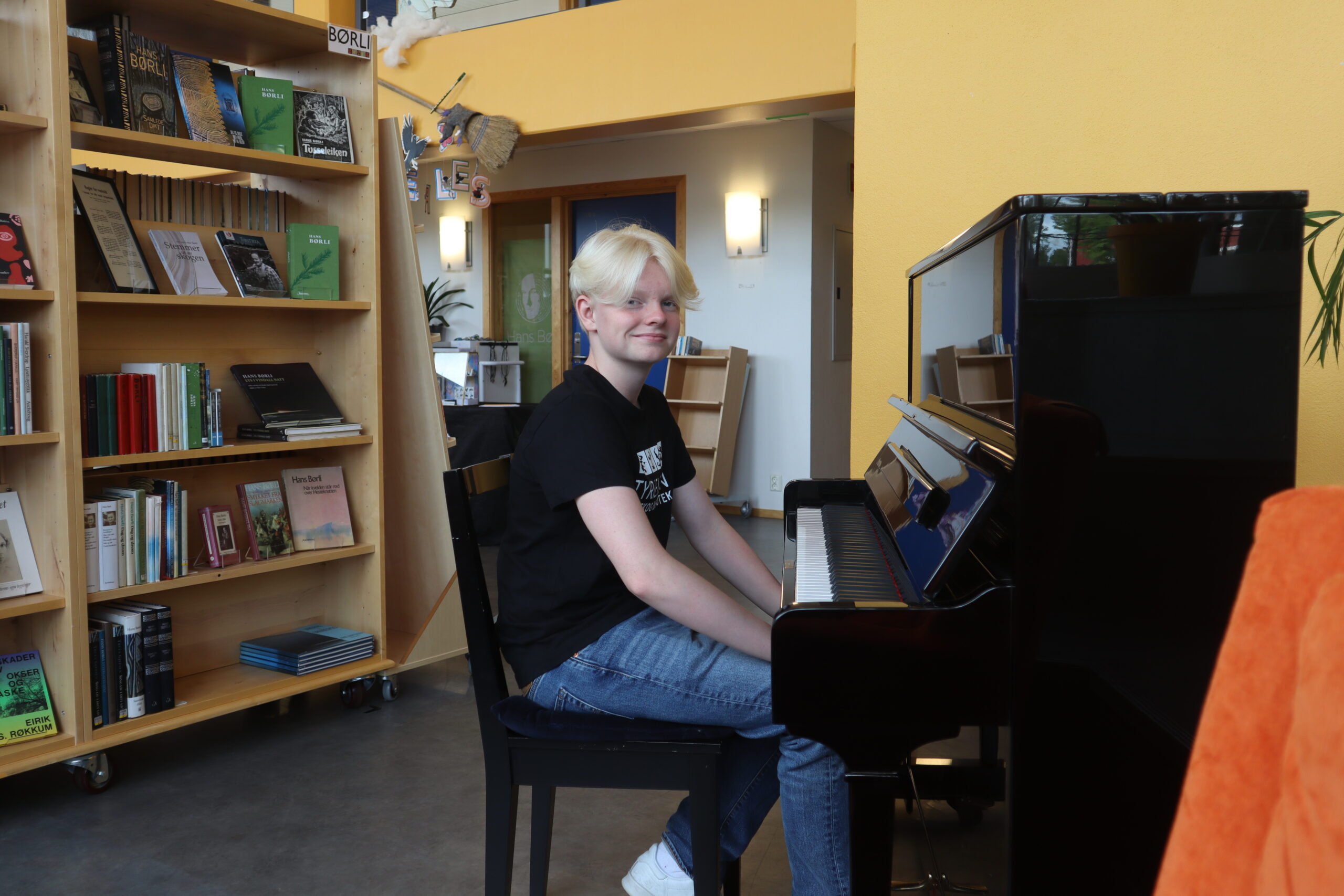 Sommervikar Oscar Richardsen skal i morgen spille på pianoet for siste gang, foreløpig.