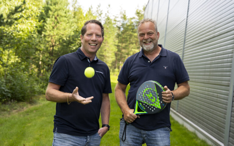 Patrik Svensson (f.v.) og Per Ivar Olsen jobber vanligvis i selskapet Cargo Transport, men har nå også startet selskapet Padel Kongsvinger.