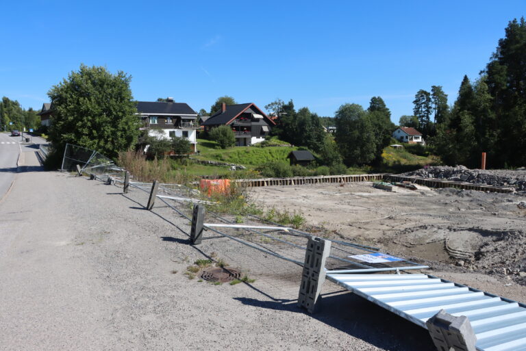 Samvirklagstomta på Magnor har vært en trist skue i snart fem år.
