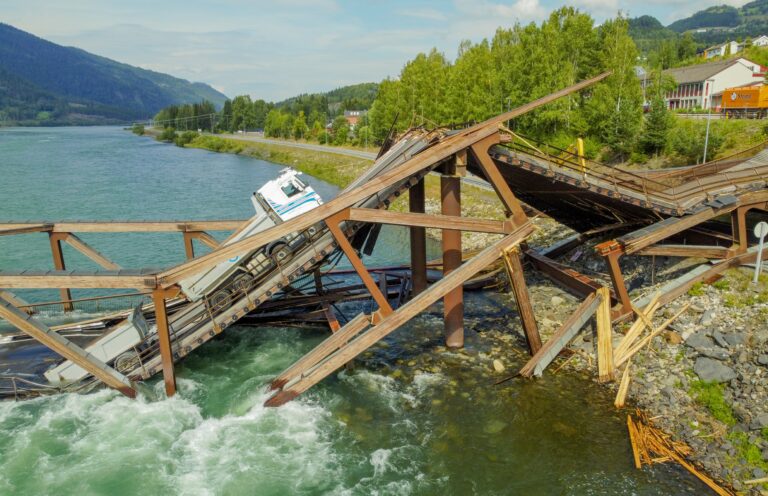 Dronebilder av Tretten bru som går over Gudbrandsdalslågen i Gudbrandsdalen etter at den kollapset i elva og over E6 med en lastebil og en personbil på.