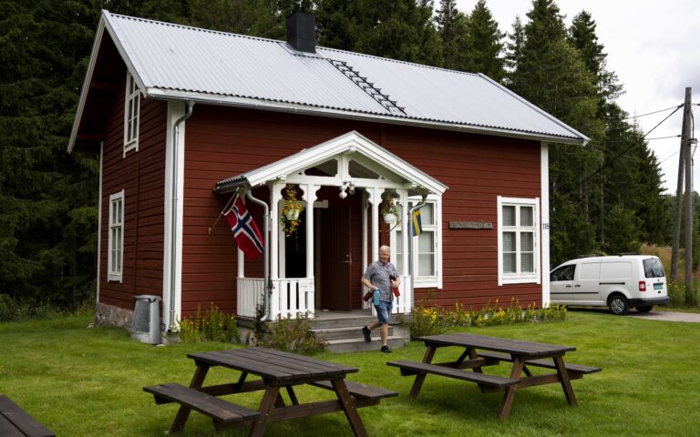 Folk fra flere steder i verden kommer for å besøke Grenselosmuseet. Vidar Hansen guider dem gjerne gjennom historien.