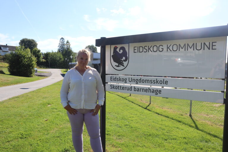 Kjersti Regine Westeng, rektor ved Eidskog ungdomsskole, skal gjøre så godt hun kan for å markere endt skolegang.
