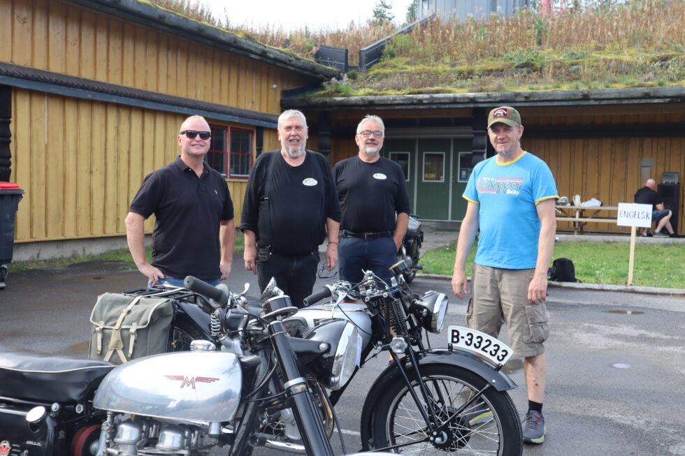 Glenn Tjeldnes (t.h.) og gjengen fikk hendene fulle i går på motorsykkeltreff.