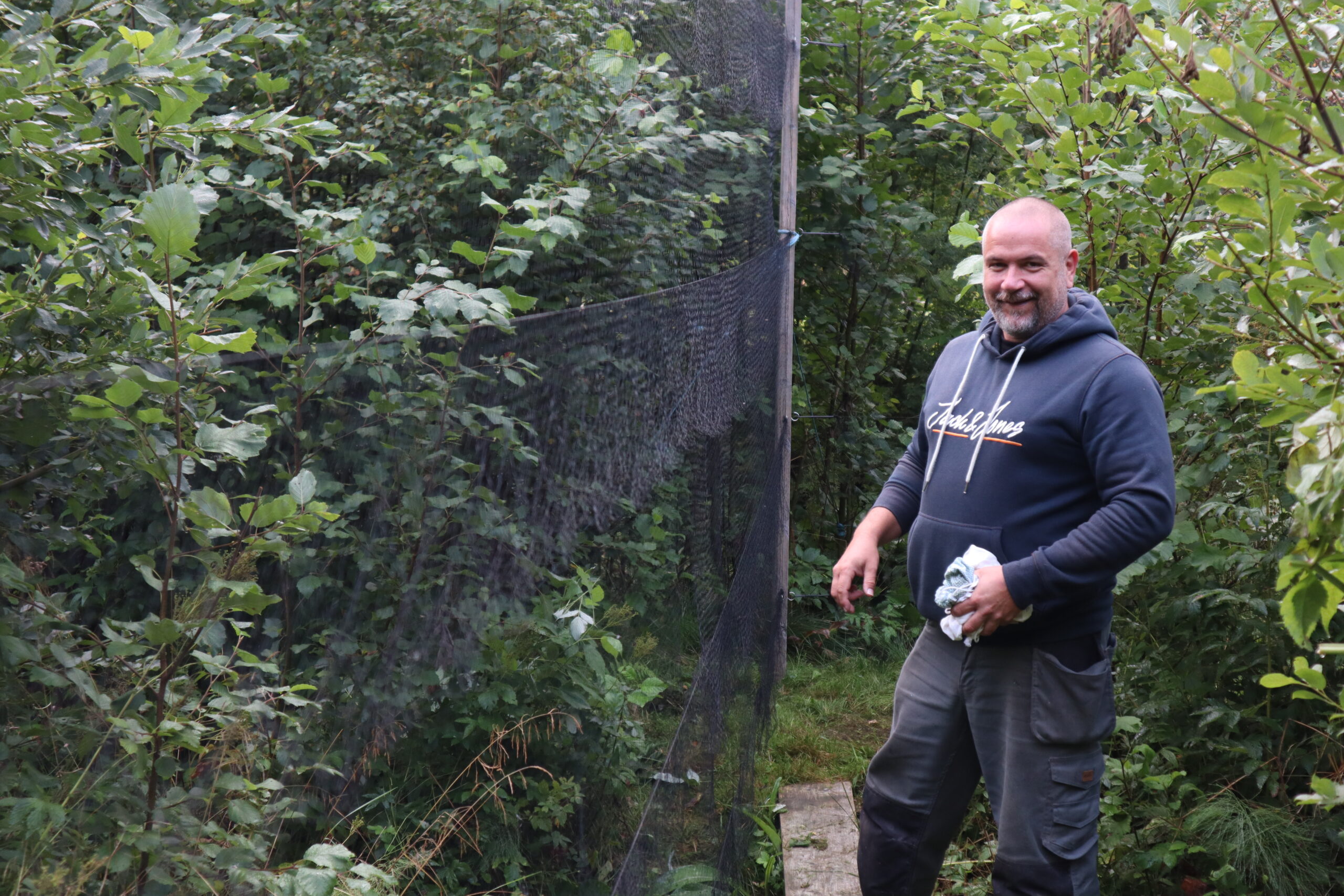 I skogen har Morten ryddet gater der han kan henge opp de spesiallagde nettene. Disse nettene selges kun til lisensierte ringmerkere.
