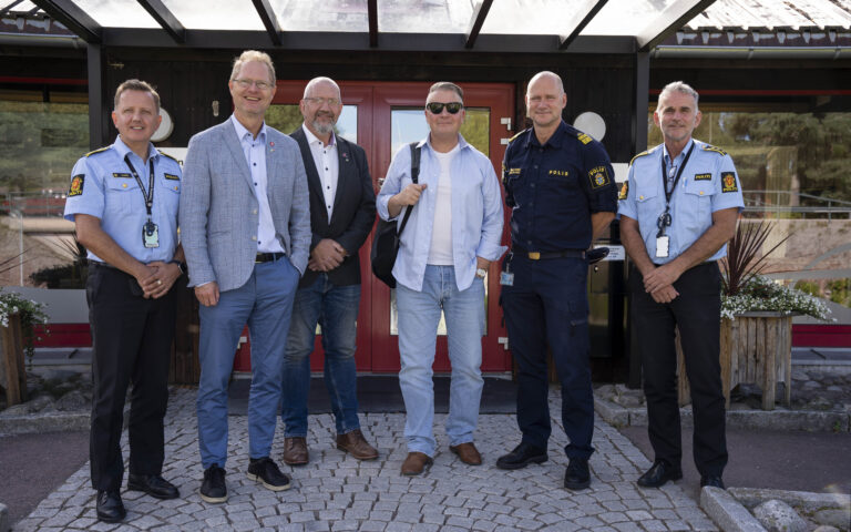 Medlemmer av FRP var mandag og besøkte den nye politistasjonen ved grensen mellom Norge og Sverige. (f.v) Bjørn Ellingsen, Tor André Johnsen, Sten Gjermund Fjeldskogen, Per-Willy Amundsen, Jonas Wendel og Gjermund Thoresen.