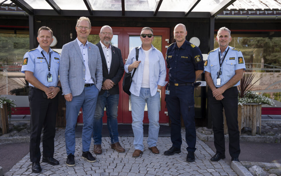 Medlemmer av FRP var mandag og besøkte den nye politistasjonen ved grensen mellom Norge og Sverige. (f.v) Bjørn Ellingsen, Tor André Johnsen, Sten Gjermund Fjeldskogen, Per-Willy Amundsen, Jonas Wendel og Gjermund Thoresen.