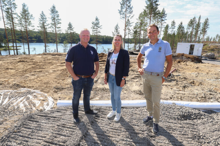 Camilla Hagerudbråten (t.v.), Tom Wiggo Bjerknes og Kenneth Sverre ser frem til å starte salget av tomter på det nye feltet ved Skjervangen.
