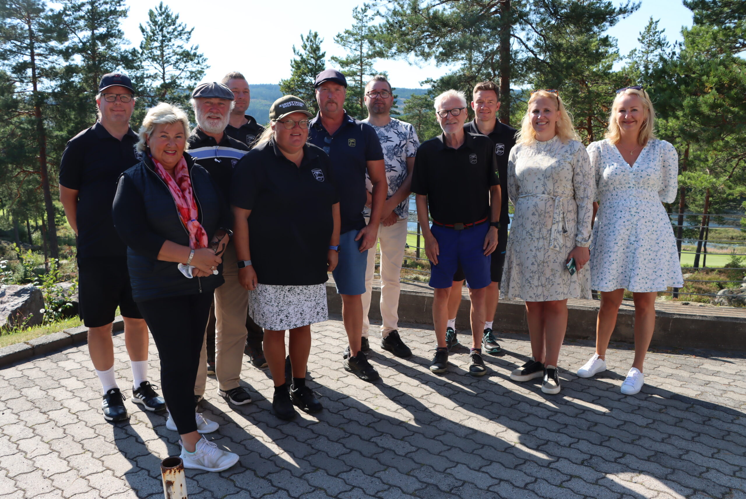 Dag Frode Korsmo (t.v.), styreleder i Et slag av gangen Marianne Smith Magelie, Claus Mæland fra Golf Grønn Glede, Raymond Nybakk, Tone Samsonstuen, Håvard Høgda, varaordfører i Kongsvinger Tommy Smedtorp, Svein Einarsbøl fra Golf Grønn Glede, Petter Linstad fra Frisklivssentralen i Eidskog, ordfører i Eidskog Kamilla Thue og styreleder i Kongsvingers Golfklubb Kjersti Wangen synes alle godt om golftilbud for alle.