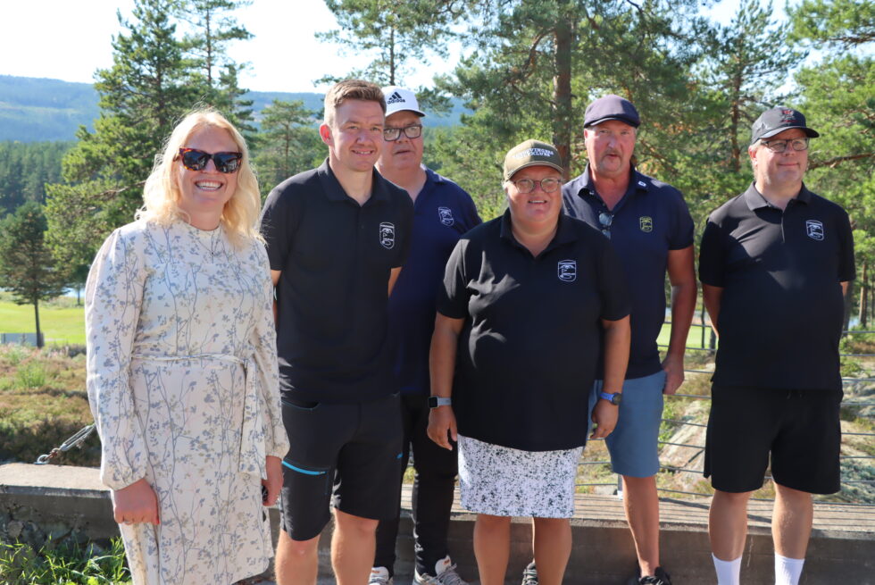 Ordfører Kamille Thue (f.v.) gleder seg over at det kommer nye golfere til fra Eidskog gjennom Frisklivssentralens innsats. Her representert med Petter Linstad fra Frisklivssentralen, Erik Torkildsbråten, Tone Samsonstuen, Håvard Høgda og Dag Frode Korsmo.
