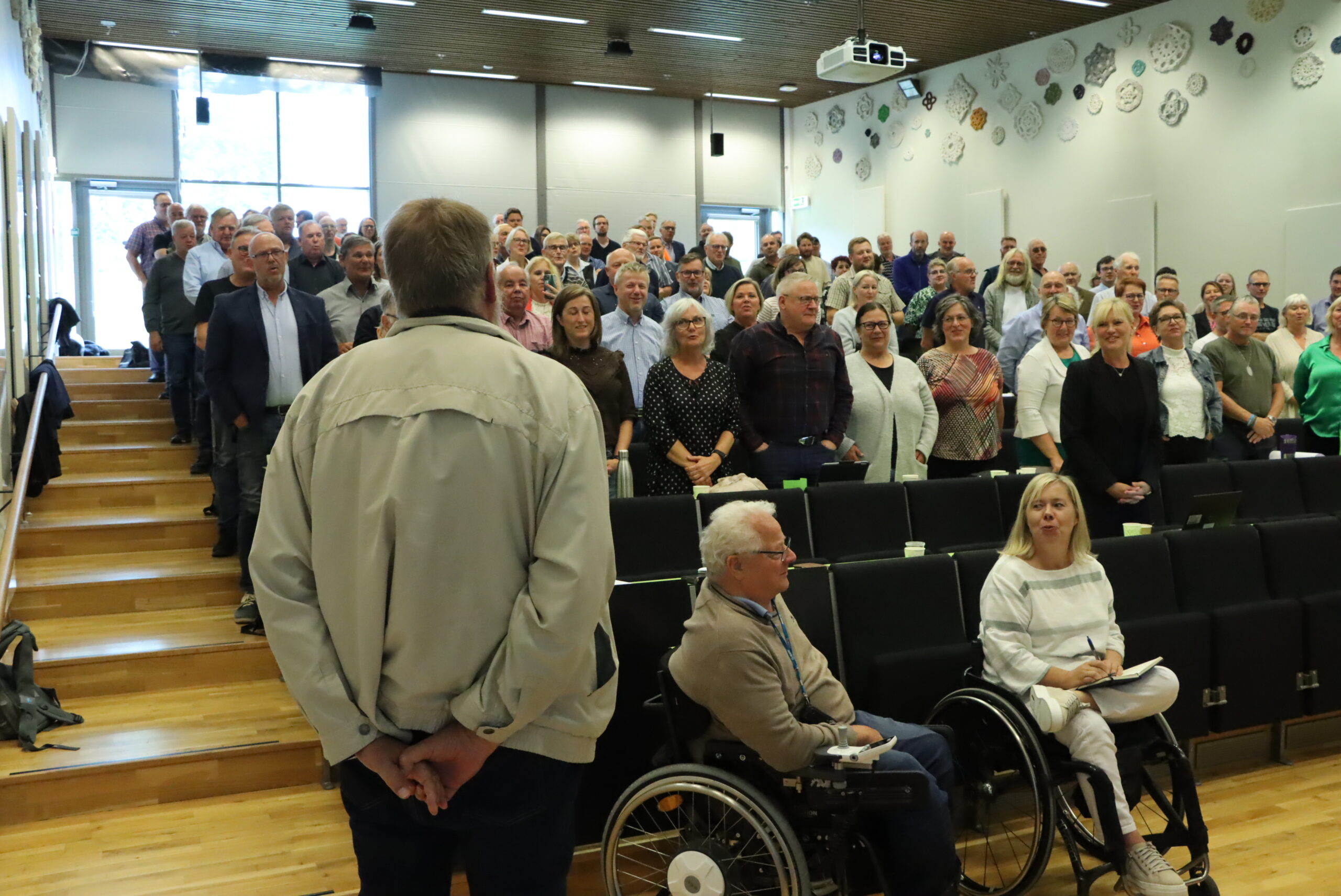 Det var ikke bare lokalpolitikk på blokka. Eli Wathne syntes det trengtes et kulturelt innslag for anledningen. Uten at det var satt av noe penger til den slags, ble det i stedet bursdagssang, da det viste seg at Arbeiderpartiets Paul Inge Tønseth hadde bursdag i dag.