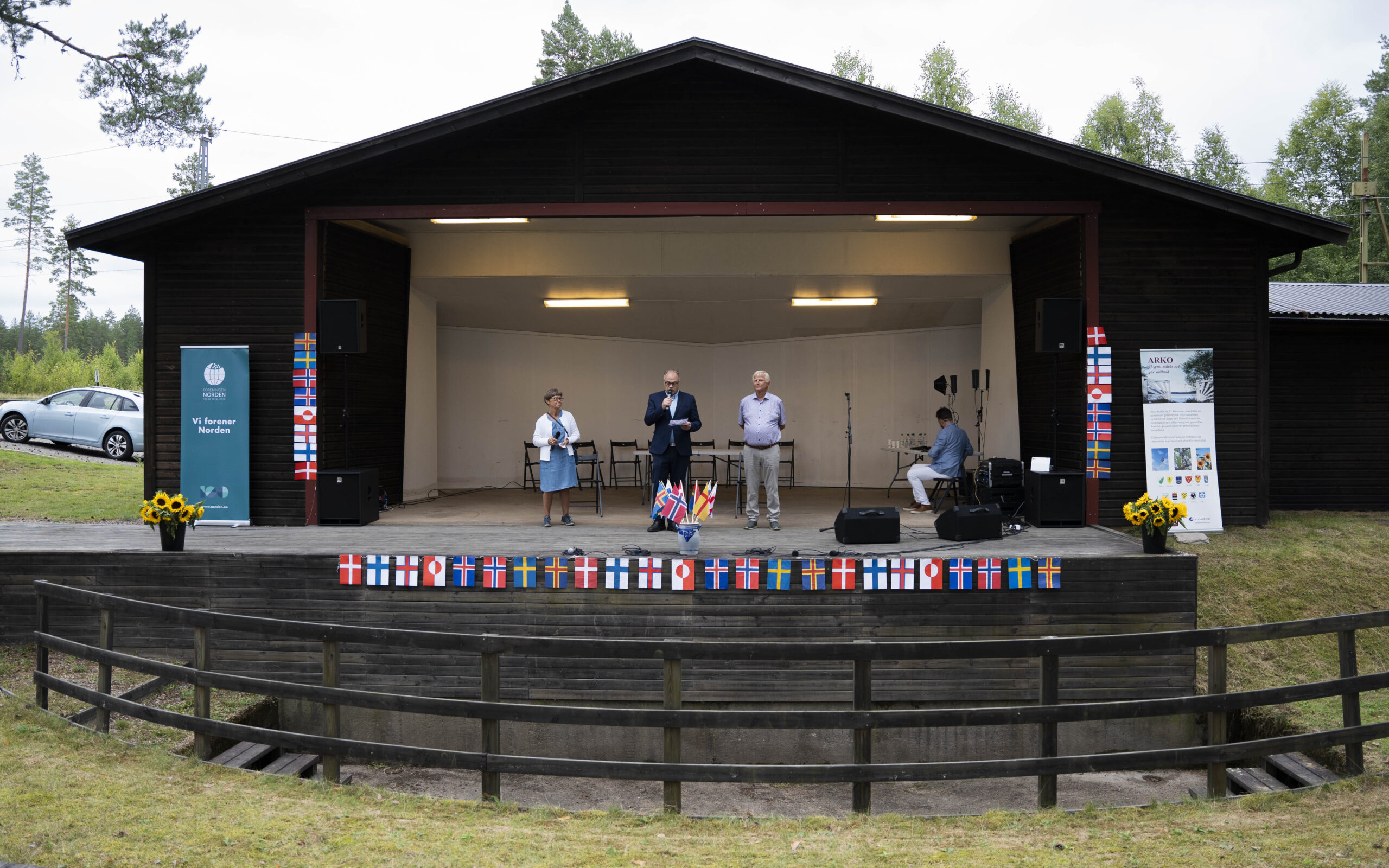Ved åpningen ble alle flaggene vist frem. (f.v.) Bente Mattson, Knut Hvithammer og Willy Lindemark.