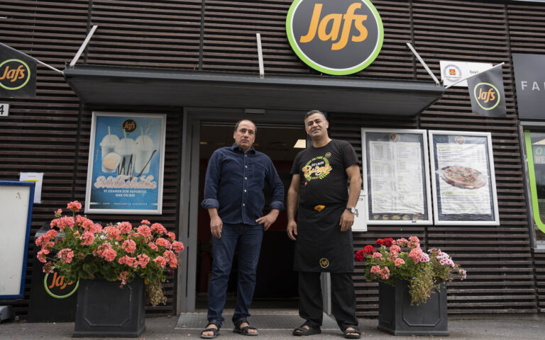 Både Soleyman Salimi Bani (t.v.) og Ayad Shamsah synes det er kjedelig om de må stenge bensinstasjonen og Jafs på Magnor.