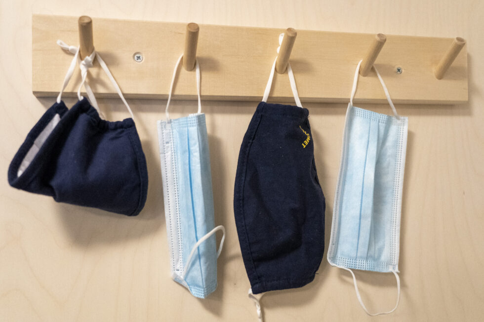 De siste ukene har koronasmitten fortsatt gått ned, men det har vært en betydelig økning av enkelte andre forkjølelsesvirus.