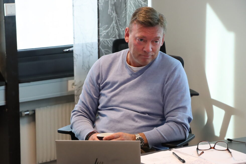 Rådmann Trond Stenhaug ber nabokommunene innstendig om å legge konkurransen om fastlegene til side. Det blir bare dyrere for alle til slutt, påpeker han.