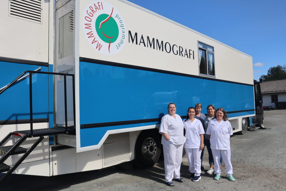 Ann Helen Wang Johansen (f.v.), Fedia Kareem, Evy Gran, enhetsleder Gunn Mari Langseth og Anne Johansen foran mammografibussen.