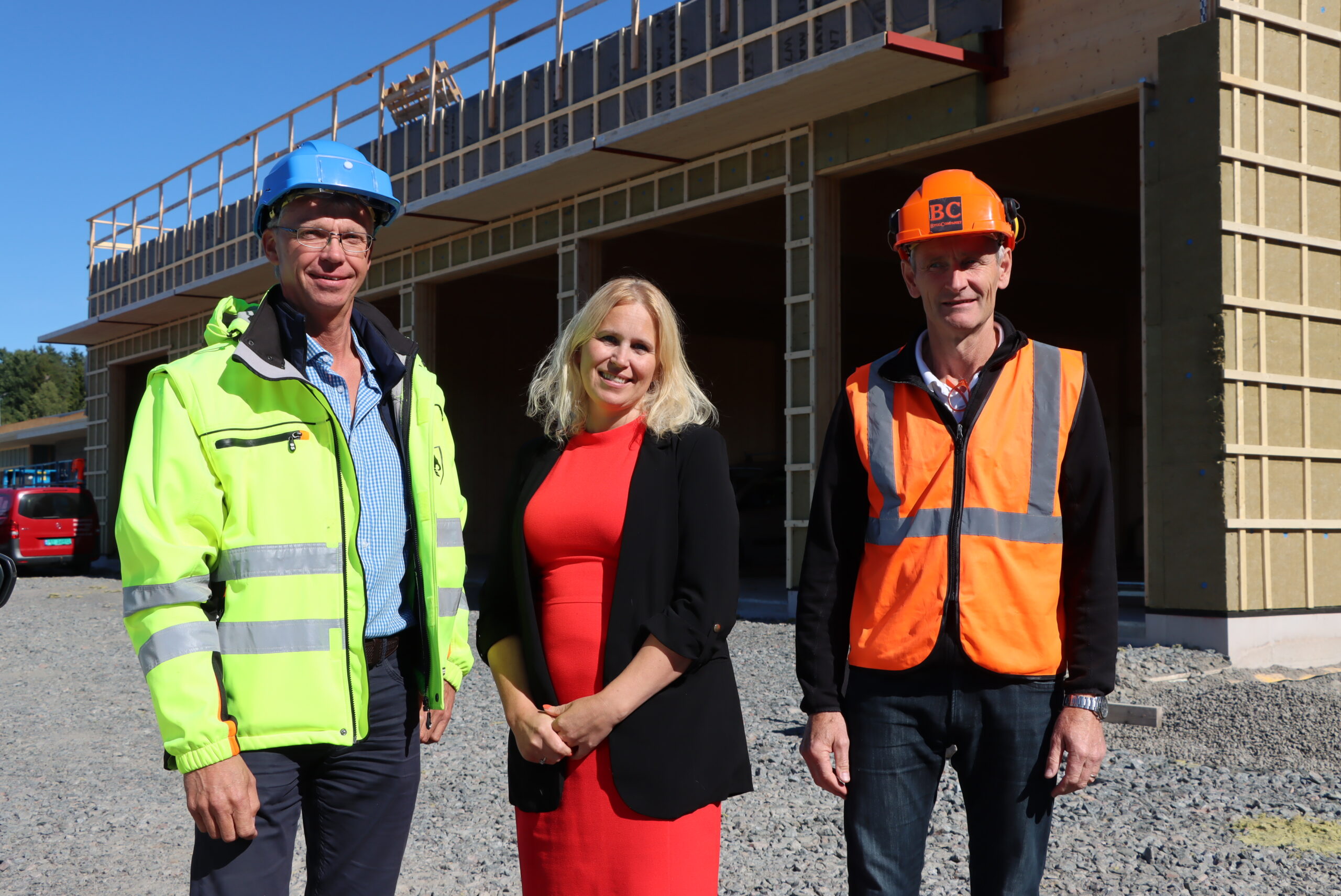 Prosjektleder i Eidskog kommune Bjørn Lien (t.v.), ordfører Kamilla Thue og entreprenør Göran Malmstedt fra ByggCompaniet.