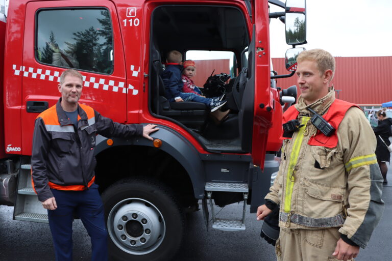 Conny Olsson fra Hydro og Tor Bjarne Melbye fra brannvesenet hadde en travel lørdag på Magnor.