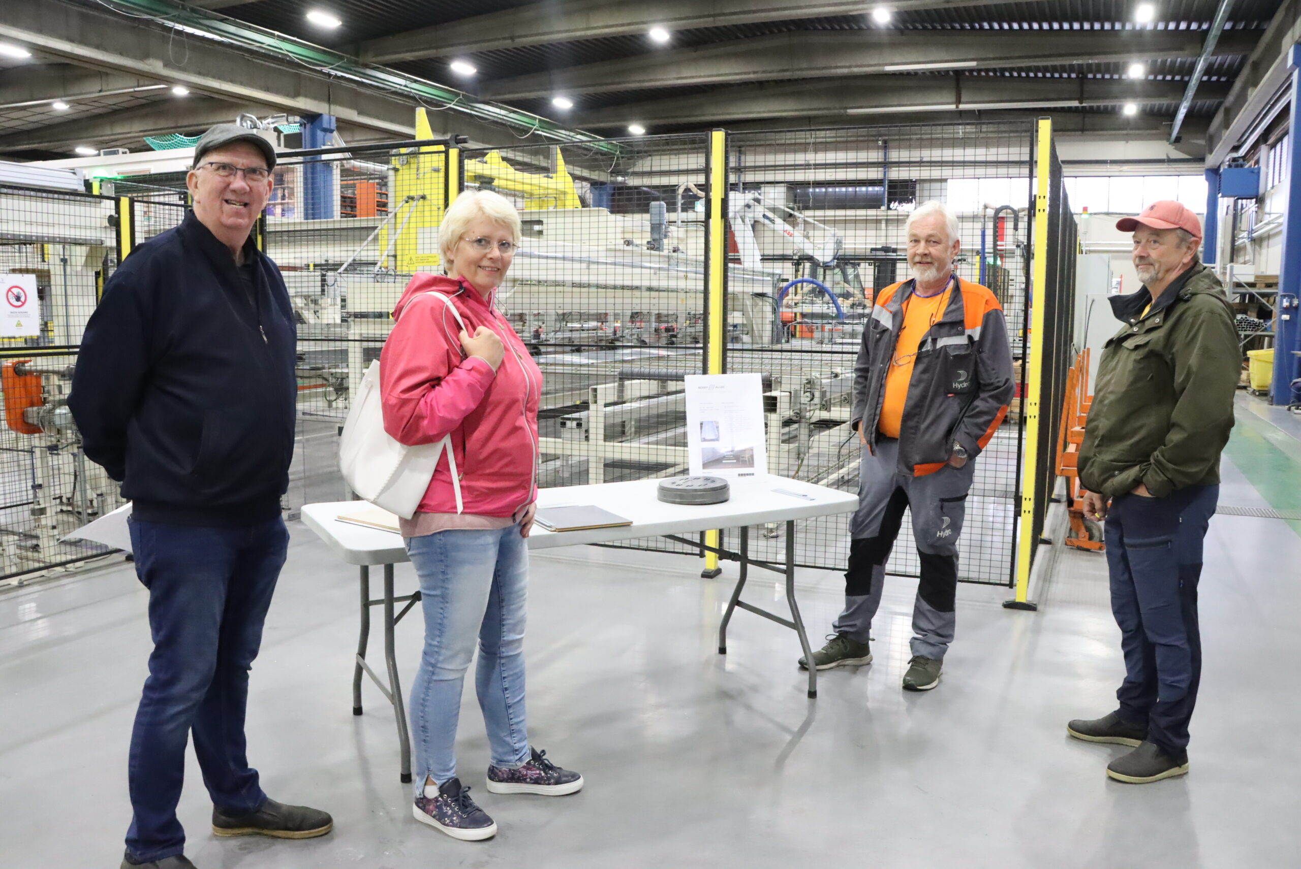 Svein Arne Roaldsen (t.v.), Ingrid Holsæther og Tore Petter Melbye på omvisning med Sten Stolpe.