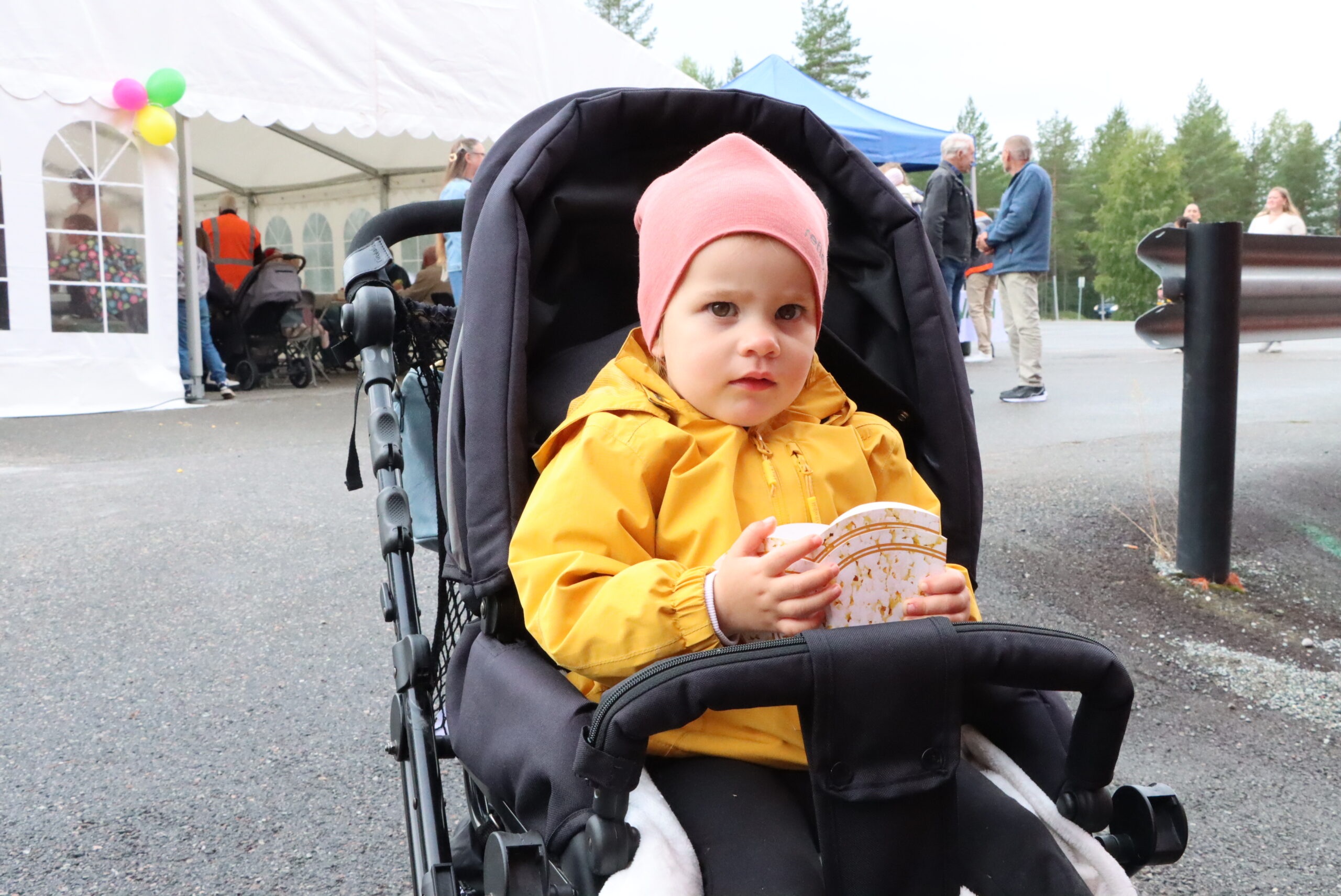 Iben Hansrud Holmkvist fikk både popcorn og en pølse. Vel fortjent, kunne moren hennes Sarah Holmkvist forsikre om.