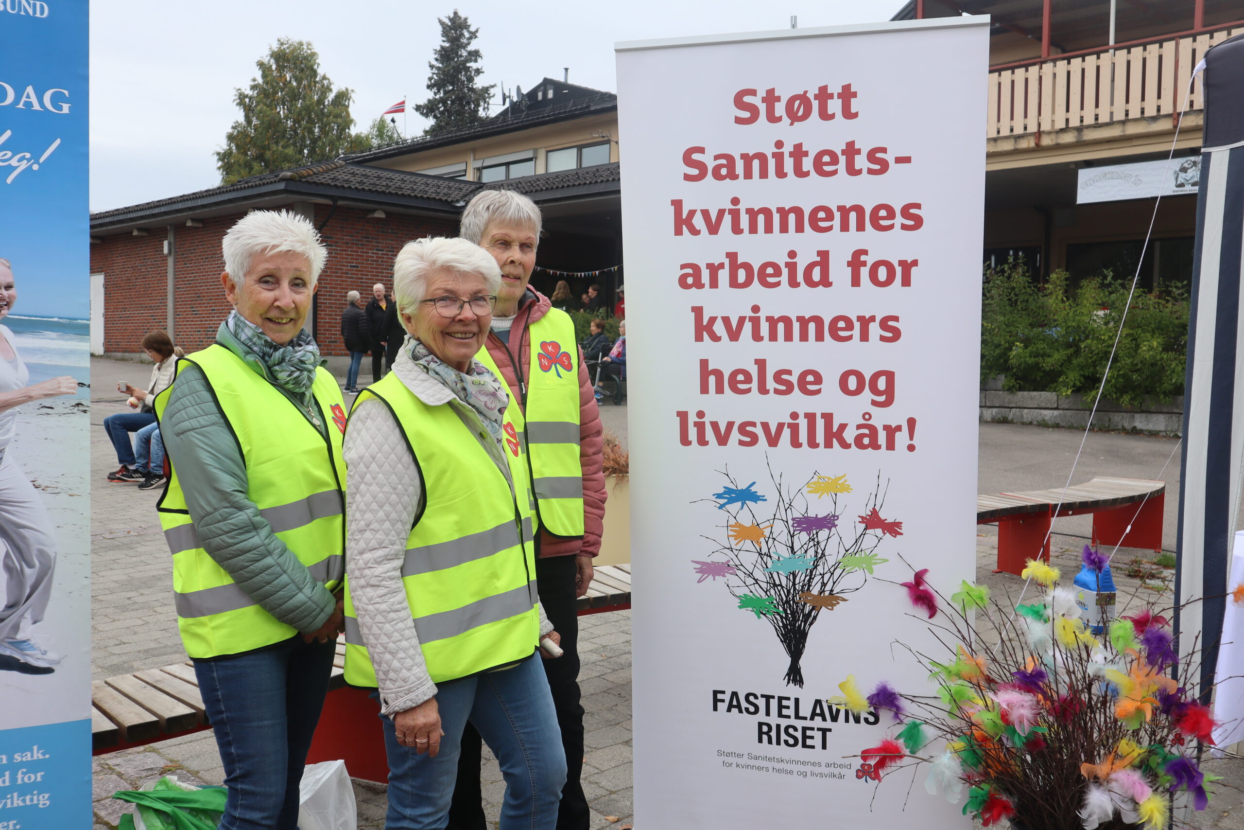 Eidskog Sanitetsforening. Kari Trudvang Bråten (t.v), Beate Aronsen og Mari Østlund.