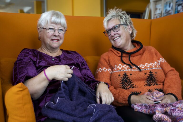 Av og til holder strikkekafe-damene forskjellige kurs for de ekstra nysgjerrige. (F. v.) Liv Anne Ruud og Elisabeth Solli.