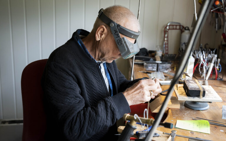 Gjennom et langt liv har Arne Magnus Johnsrød opplevd mye forskjellig. Nå er han pensjonert og jobber igjen som gullsmed.