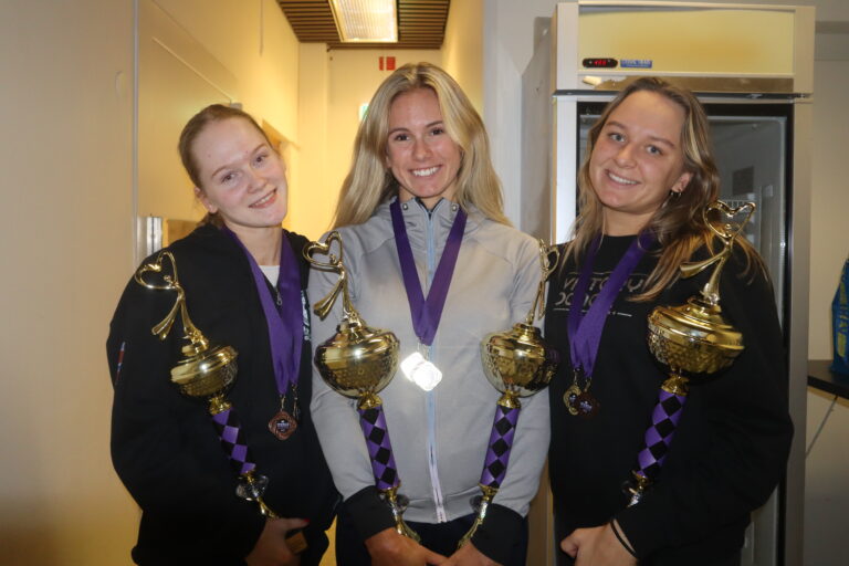 Maren Nyrud Fonstad (t.v), Andrea Løvlien Solbjør og Ronja Grønnerud Fjeld kan smile for fire medaljer i helgen.