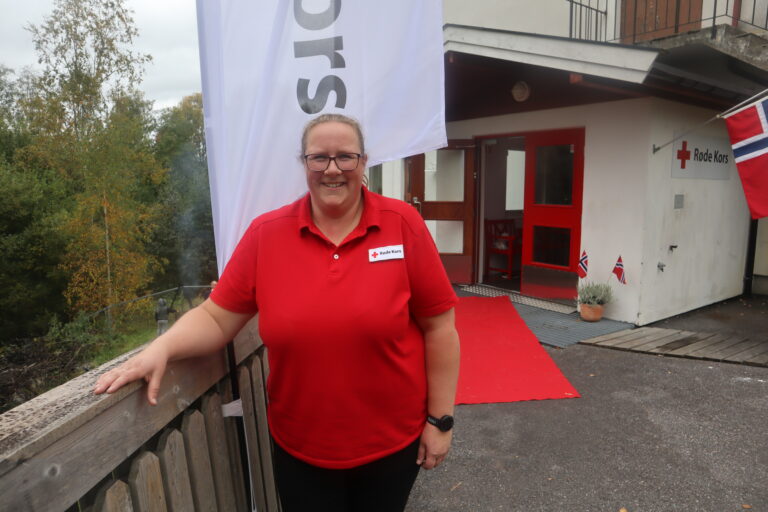Lokalforeningsleder Rannei Maria Solheim smiler bredt for åpningen av deres nye lokalet.