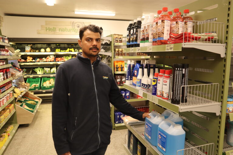 Tahir Shah bosatte seg på Skotterud da han ble ny kjøpmann på Joker Austmarka. I butikken får han hjelp av blant andre Anne Mari Haugen Martinsen