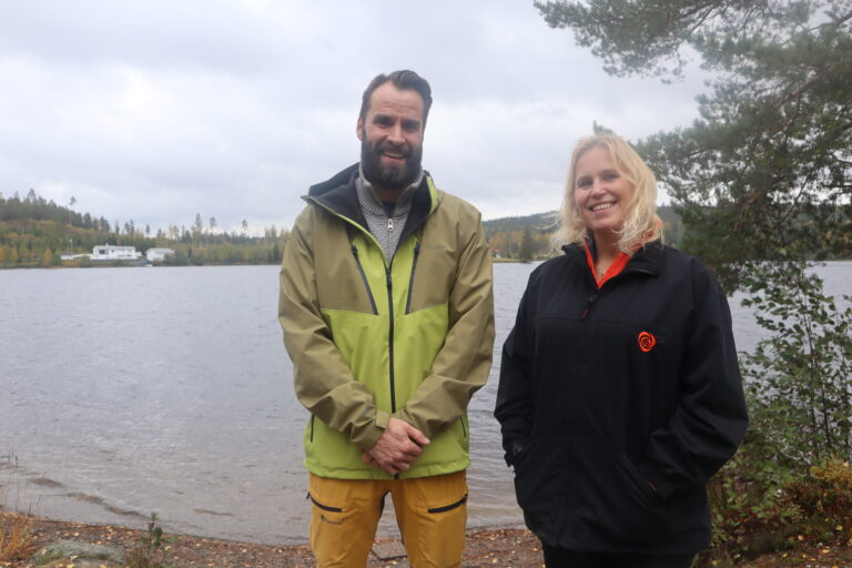 John Wirkola Dirksen ga tirsdag en innføring i skogsdrift til ordfører Kamilla Thue og resten av kommunestyret.