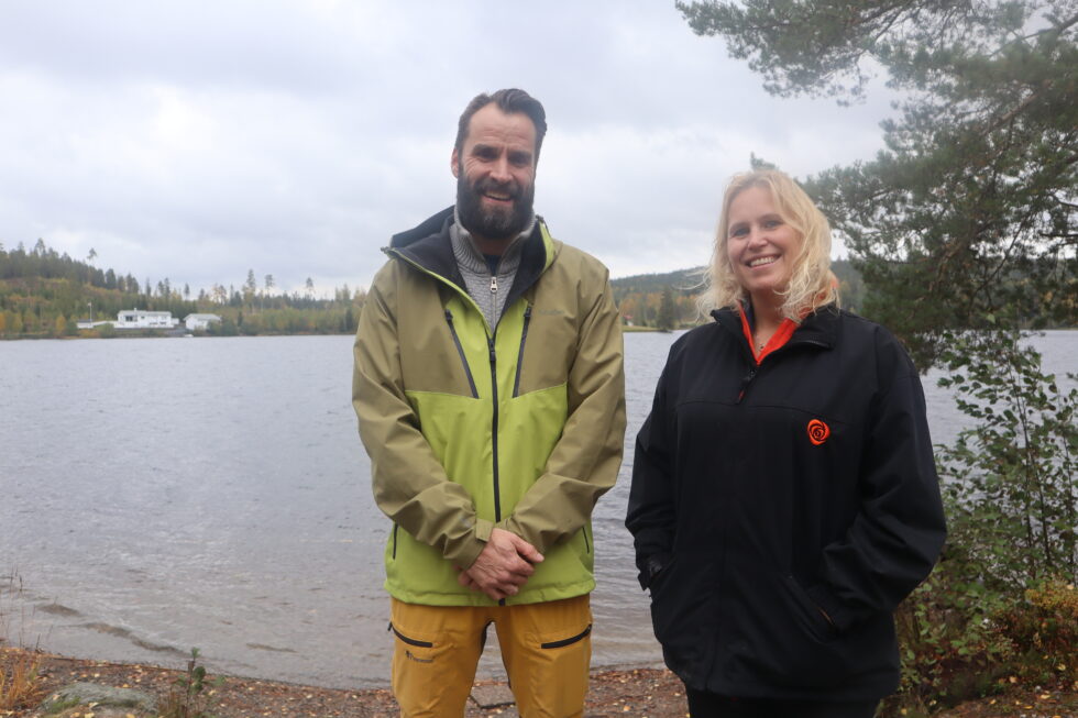 John Wirkola Dirksen ga tirsdag en innføring i skogsdrift til ordfører Kamilla Thue og resten av kommunestyret.