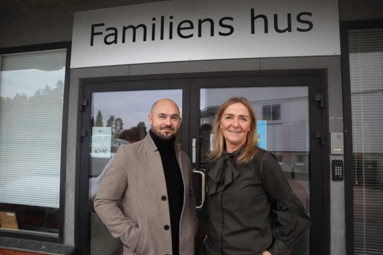 Daniel Karlsen og Ragnhild Hegerberg Fagerheim jobber nesten døgnet rundt for å ta vare på flyktningene.