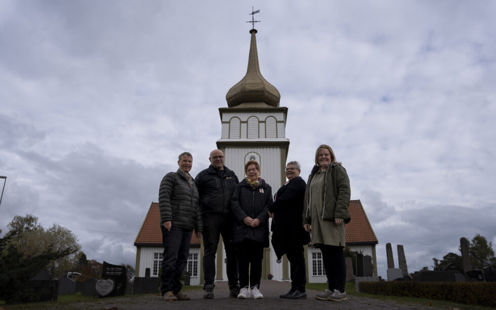 Brystkreft er den vanligste kreftformen blant kvinner, og nå skal det settes fokus på dette via kirkene i nærområdet. (f. v.) Trine Færevåg, Yngve Nilsen, Liv Molstad Øverby, Else Marit Sørensen og Lillian Syversrud.