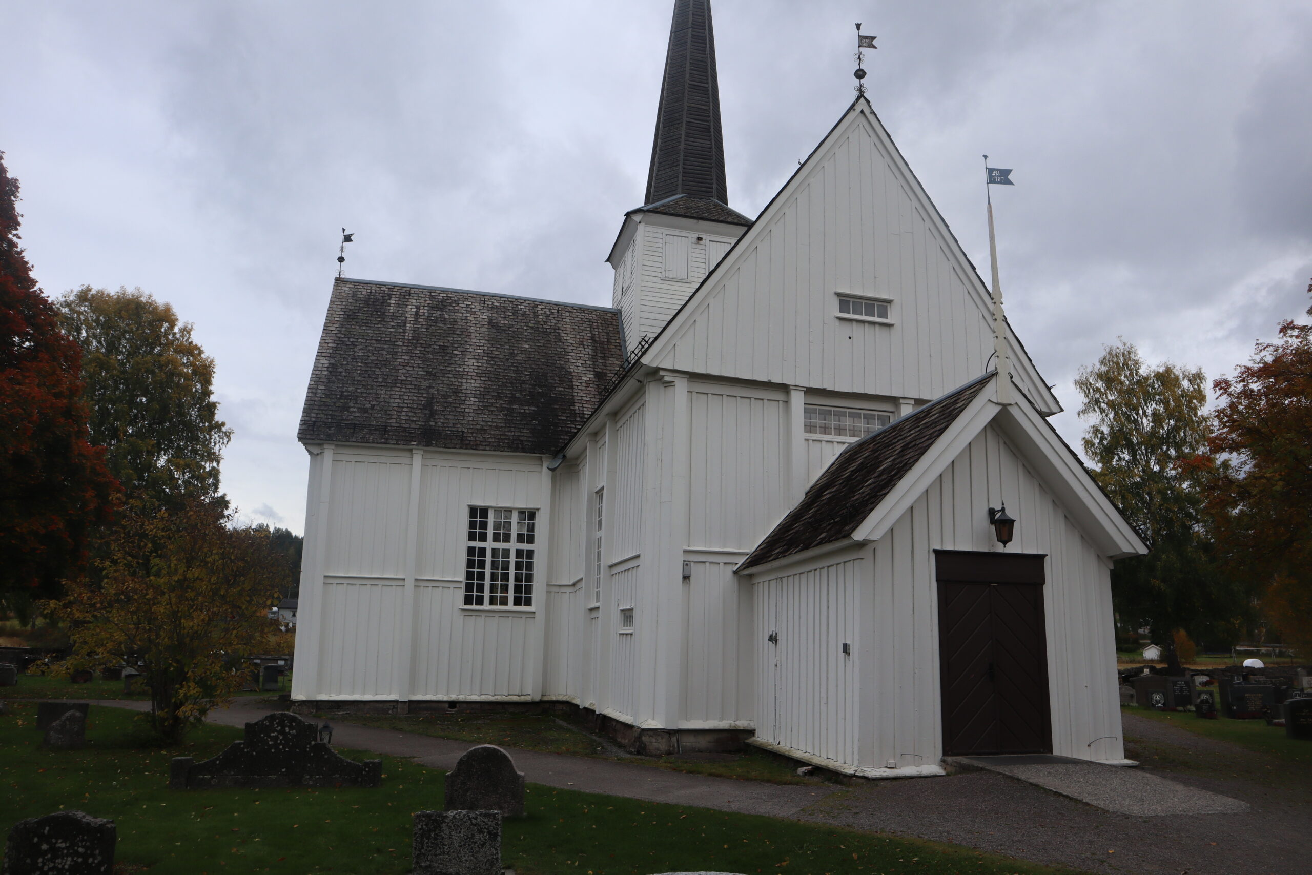 Snart blir Matrand kirke lysbelagt med rosa.
