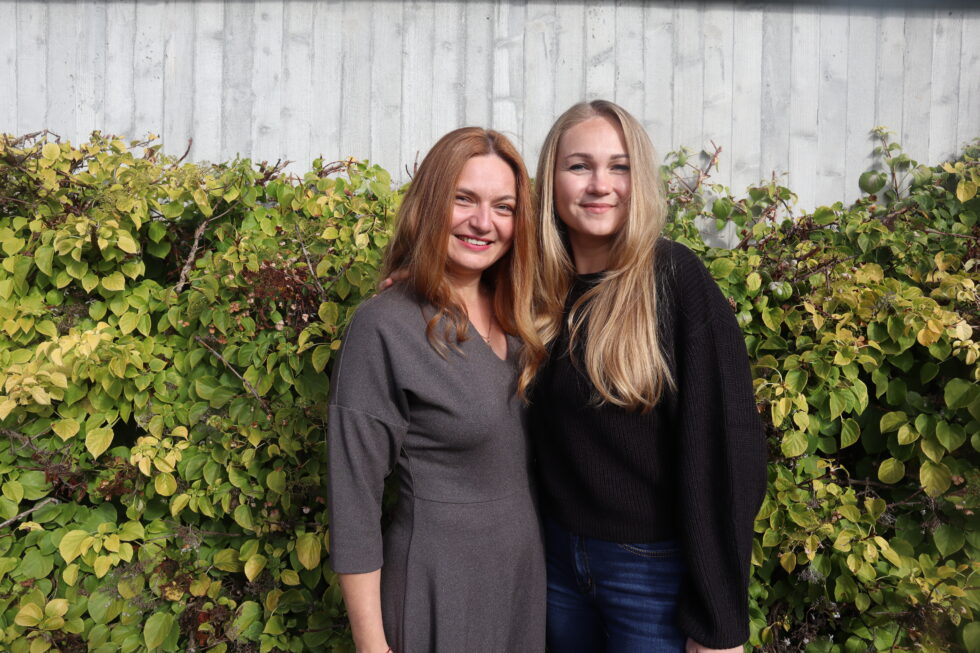 Oksana Zheltova (t.v) og Olha Zheltova smiler for ny hverdag i Norge.