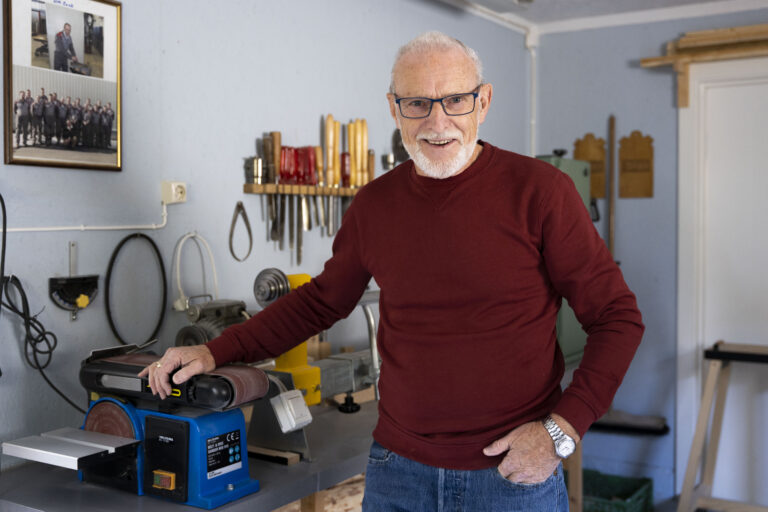 Valbjørk er det treverket som Arild Bråten liker aller best å lage knivskaft av.