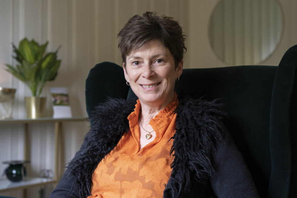 Fysioterapaut Trudi Henden har byttet yrkesvei og ønsker å hjelpe mennesker på en annen måte .
