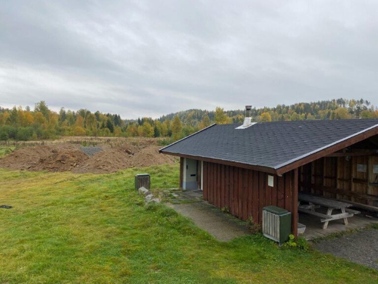 Masser til bærelag for stien er på plass. Massene mellomlagres fram til bygging av stien påbegynnes senere i høst.