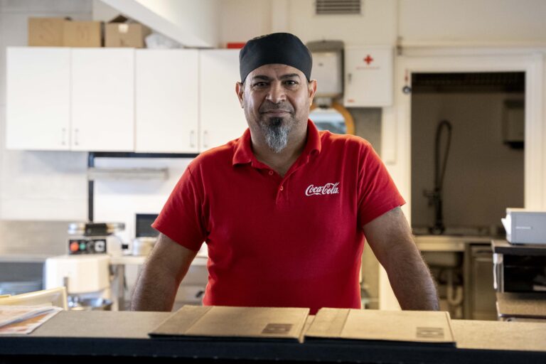 Det er Hamza Albadry som tok over driften fra 1. oktober.